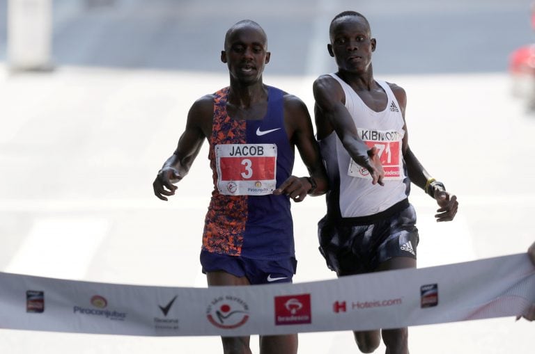 Kibiwott Kandie supera a Jacob Kiplimo. (Foto: Amanda Perobelli/REUTERS)