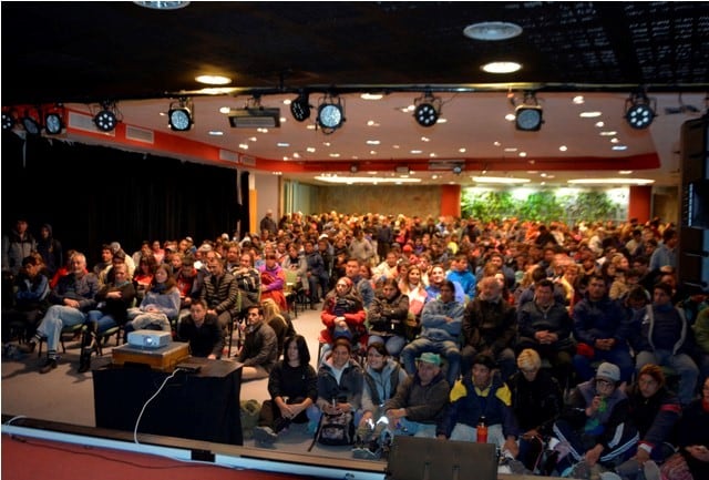 El Gobernador de San Luis junto a trabajadores viendo el Mundial.