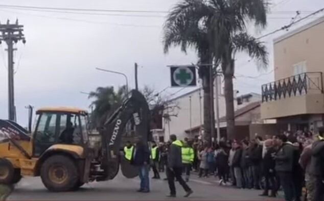 San Nicolás: derrumbaron un paredón y el municipio contruirá un parque. (El Informante)