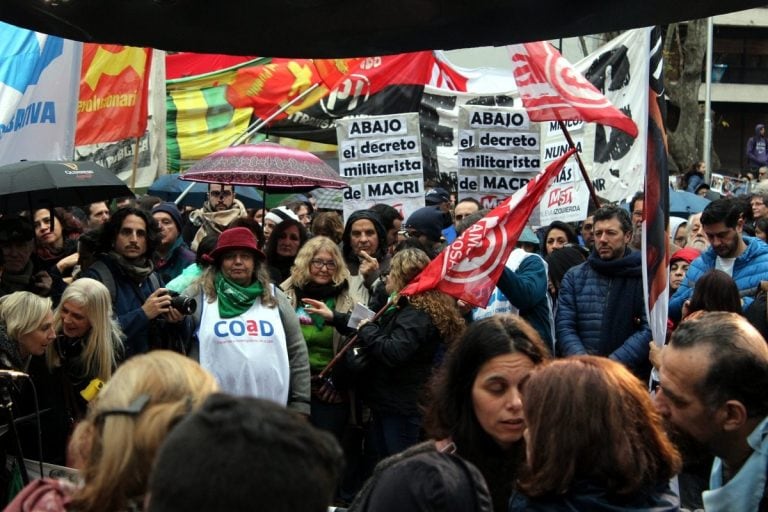 La plaza se llenó de rosarinos rechazando la presencia de las Fuerzas Armadas en la calles.