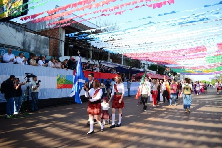 La juventud estudiantil de Eldorado dijo presente en la celebración del centenario de su ciudad. (Misiones Online)