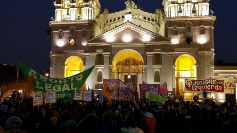 Pañuelazo frente a la Catedral de Córdoba.