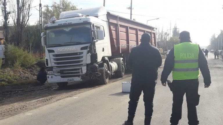 El camión transportaba material calcáreo (Diario Río Negro)