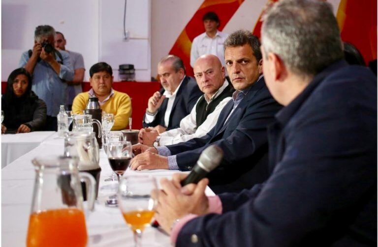 Carlos Cantero y Sergio Massa, en la reunión con empresarios, comerciantes y productores en San Salvador de Jujuy.