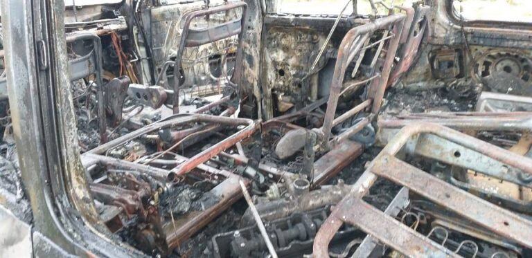 Así quedó la camioneta tras el incendio.