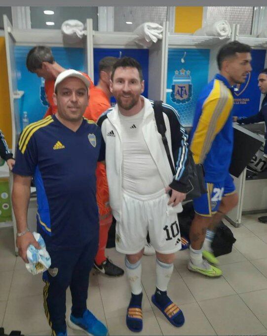 Messi usando las ojotas de Boca.