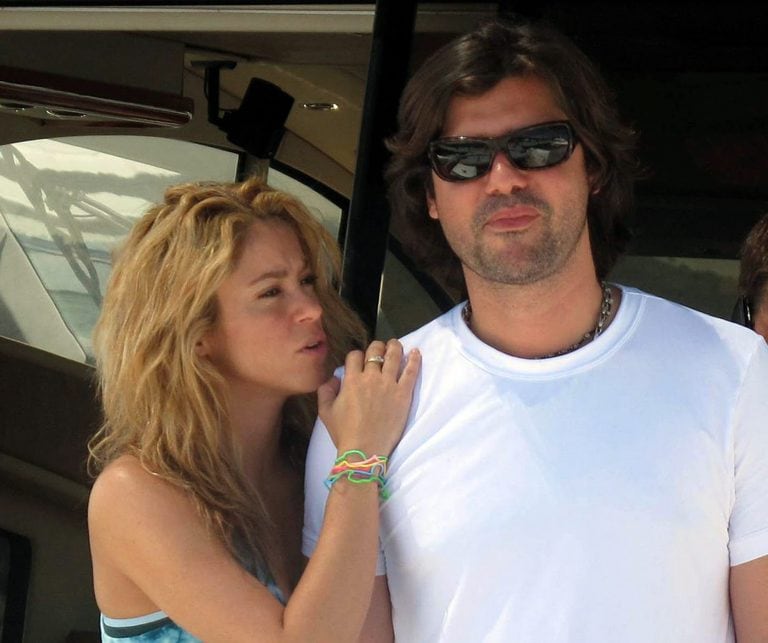 Shakira junto a Antonio de la Rúa en agosto de 2010, un mes después de la consagración de España en el Mundial de Sudáfrica. Foto: EFE.