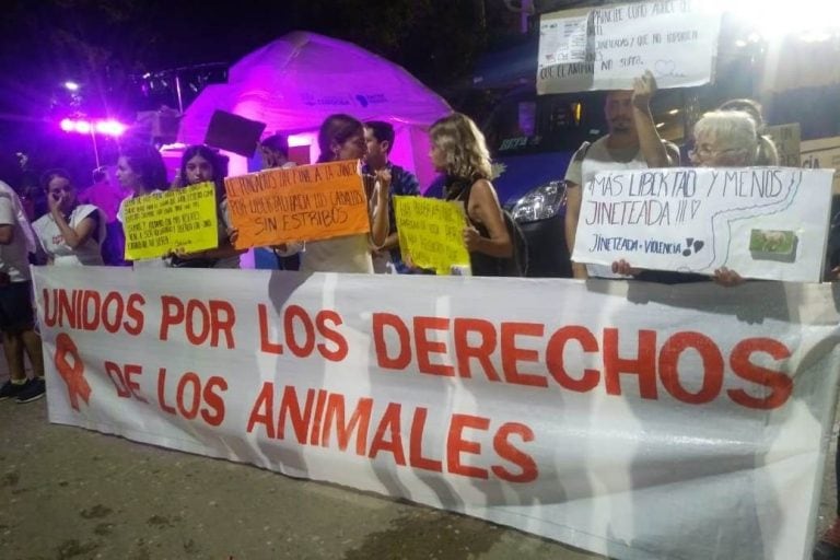 Proteccionistas protestando contra el maltrato animal en Jesús María (Gentileza Noticias Jesús María)