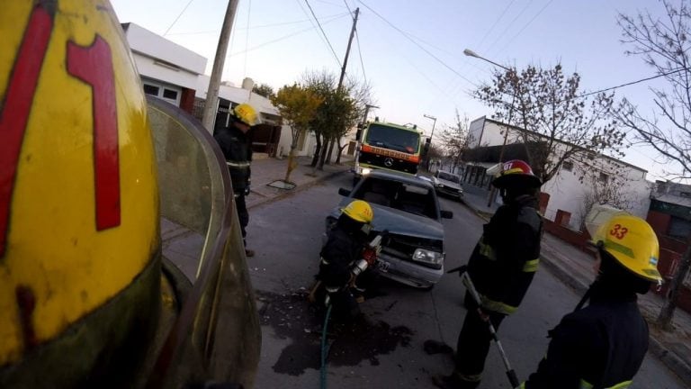 un automovil impactó desde atrás a un camión estacionado en Arroyito