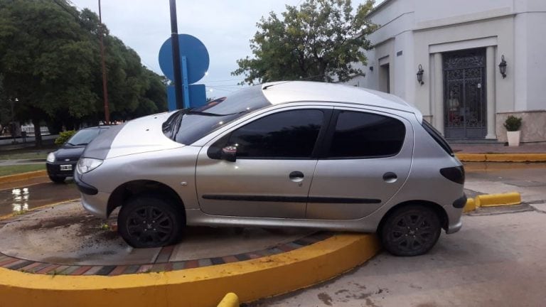 Peugeot subio a la rotonda en Arroyito fuente policia