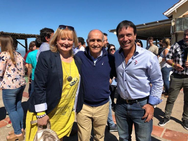 Diana Durán, el vicegobernador Daniel Salvador y Néstor Martínez