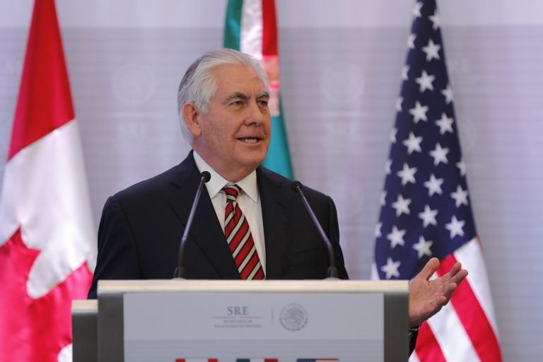 MEX014. CIUDAD DE MÉXICO (MÉXICO), 02/02/2018.- El secretario de Estado de Estados Unidos, Rex Tillerson, habla durante una rueda de prensa hoy, viernes 2 de febrero de 2018, después de una reunión trilateral con la ministra de Asuntos Exteriores de Canadá, Chrystia Freeland, y el secretario de Relaciones Exteriores de México, Luis Videgaray, en la sede de la cancillería, en Ciudad de México (México). Videgaray, aseguró que tras reunirse con sus homólogos de Estados Unidos y Canadá confirmaron su "preocupación" por Venezuela y afirmó que no pueden "permanecer indiferentes ante el deterioro sistemático de la situación" en ese país. Los tres cancilleres dedicaron también sus conversaciones a repasar la marcha de las negociaciones de revisión del Tratado de Libre Comercio de Norteamérica sin que adelantaran unos plazos para su finalización. EFE/José Méndez