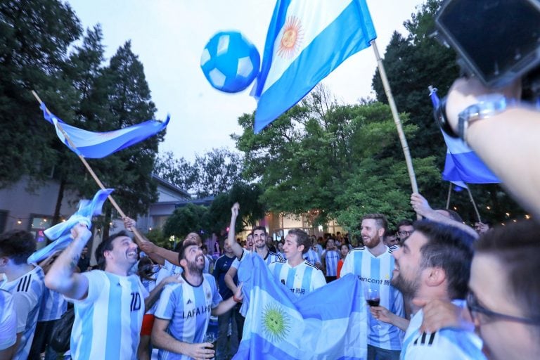 Chinos y argentinos alentando a la selección.