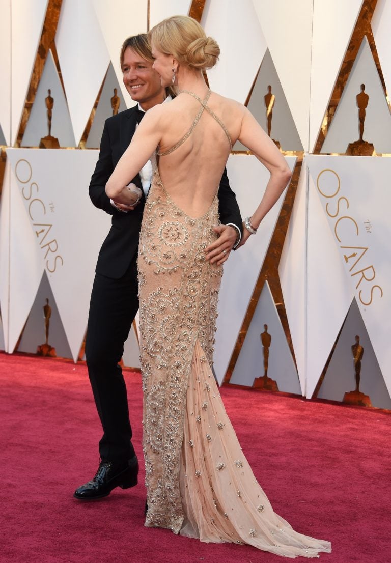 Nominee for Best Supporting Actress "Lion" Nicole Kidman and Australian singer Keith Urban arrives on the red carpet for the 89th Oscars on February 26, 2017 in Hollywood, California.  / AFP PHOTO / VALERIE MACON