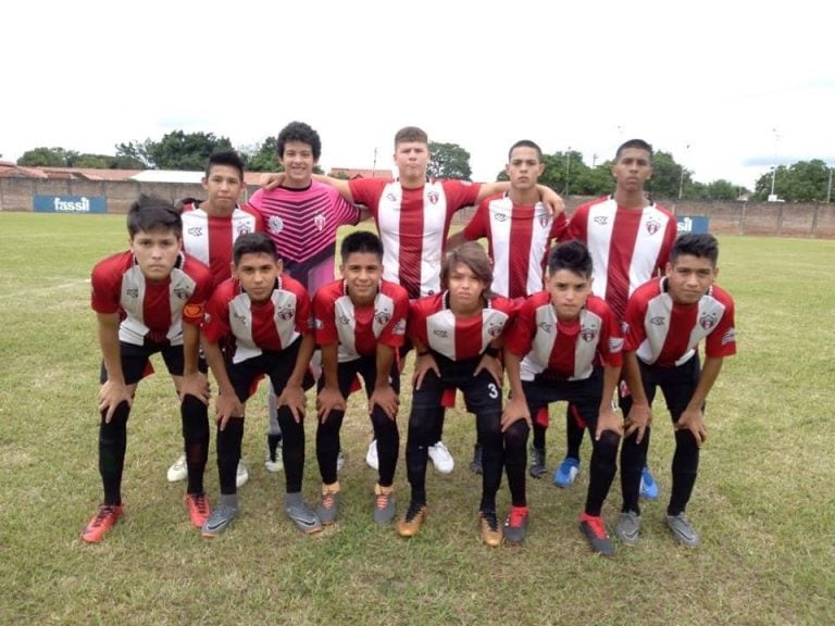 Equipo de 8 de Diciembre en la categoría Sub 15, posando en tierra cruceña y disputando el prestigioso mundialito.