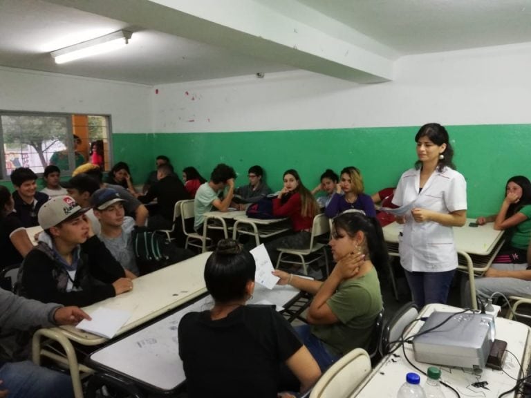 Jóvenes participando del taller psicoeducativo "Hablemos sobre consumo de drogas" .