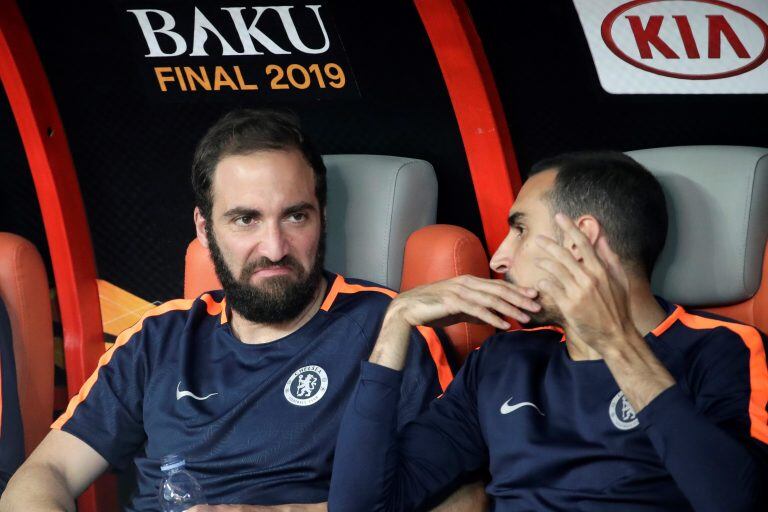 Gonzalo Higuaín estuvo en el banco de suplentes del Chelsea. (AP)