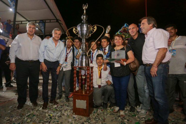 El gobernador Gerardo Morales entrega el primer premio al carruaje realizado por los estudiantes del Colegio 50 de Tres Pozos