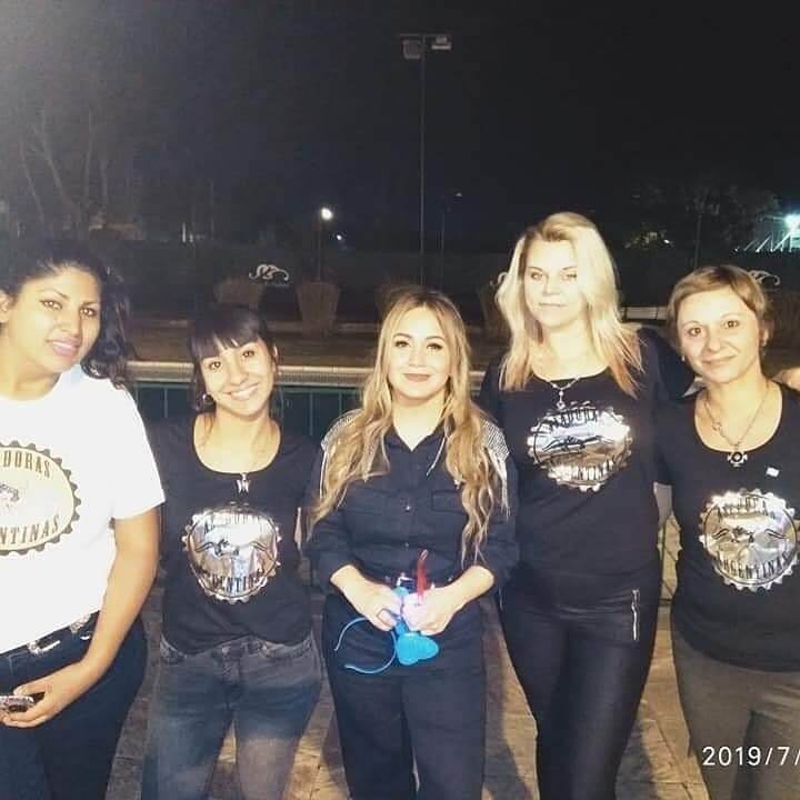 Las asadoras argentinas posan junto a Karina La Princesita