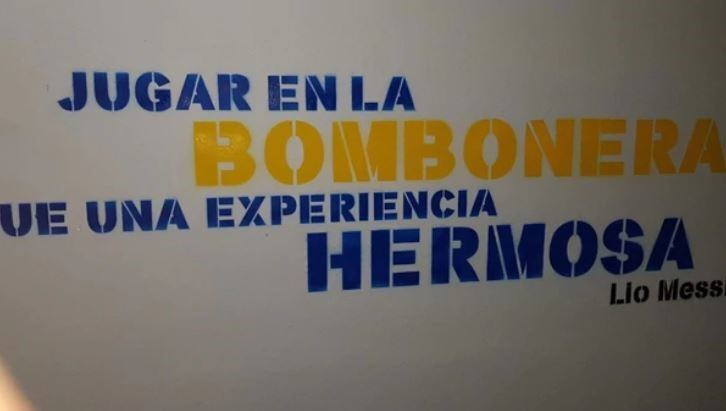 Boca pintó las paredes de La Bombonera con frases intimidantes para sus rivales. Twitter/_AntonellaLuna