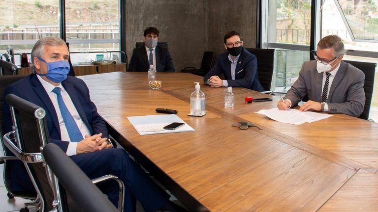 El gobernador Morales y el presidente Jemse, Felipe Albornoz, al momento de mantener la videoconferencia con la UNLP.