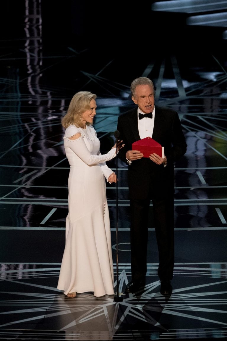 Los Angeles (United States), 27/02/2017.- A handout photo made available by the Academy of Motion Picture Arts and Science (AMPAS) on 26 February 2017 shows Faye Dunaway and Warren Beatty on stage during the 89th annual Academy Awards ceremony at the Dolb