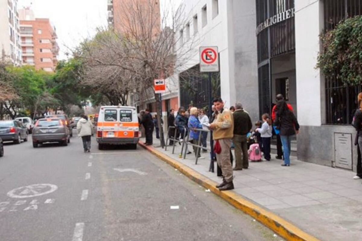 Vuelven las clases y comienza a regir la prohibición de estacionamiento frente a los colegios céntricos