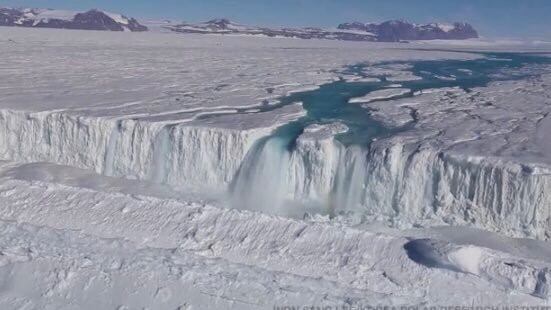 Cataratas y ríos en la Antártida