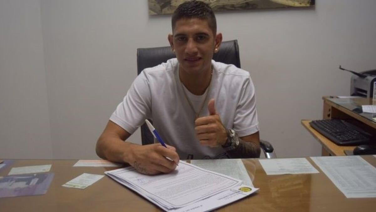López Pissano firmó su primer contrato con Central