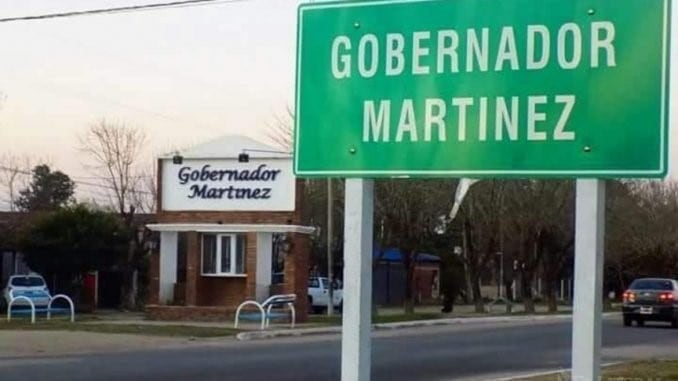 En Gobernador Martinez abuelo ató a los nietos para ir a tomar vino.