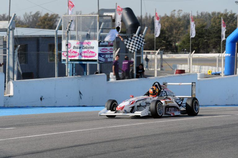 El cordobés Mateo Polakovich, ex campeón de la Fórmula Renault Plus, fue el ganador de la final dominical de la Fórmula Renault 2.0.