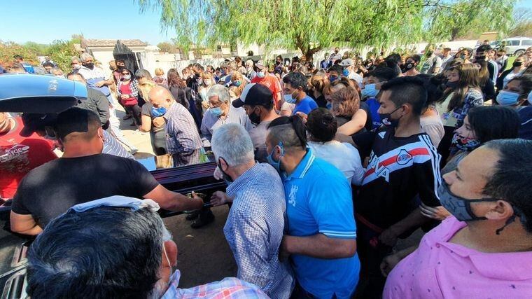 Despiden los restos de Joaquín Paredes en Paso Viejo. (Foto: Cadena 3).