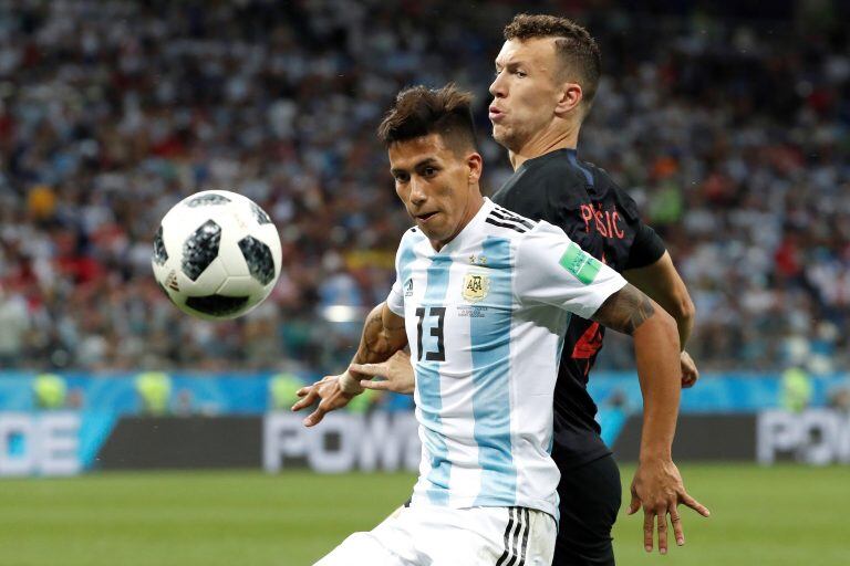 El centrocampista argentino Meza y el delantero croata Ivan Perisic durante el partido Argentina-Croacia, del Grupo D del Mundial de Fútbol de Rusia 2018, en el Estadio de Nizhni Nóvgorod de Nizhni Nóvgorod, Rusia, hoy 21 de junio de 2018.