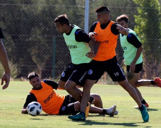 Hoy, el equipo del "Tomba" trabajó en lo táctico enfrentado al equipo titualr con juveniles y suplentes.