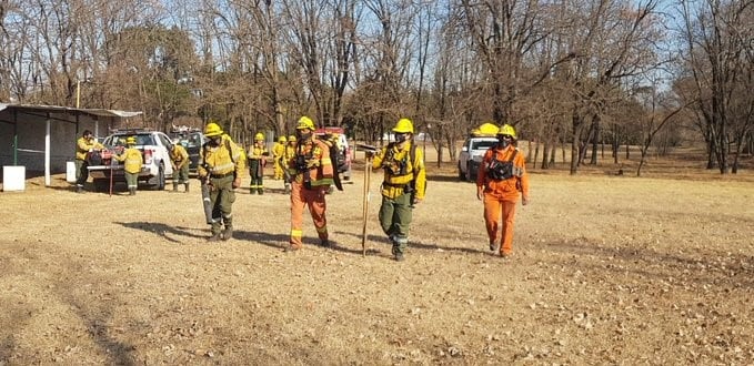 Unos 140 bomberos continúan trabajando entre Capilla del Monte y Charbonier. (Foto: Gobierno de Córdoba).