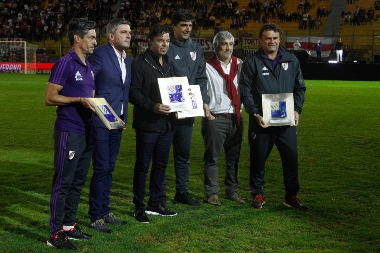 Homenaje a Marcelo Gallardo quien fuera DT de Nacional.