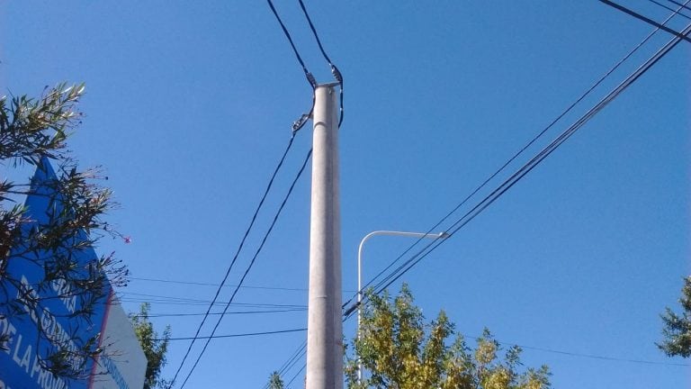 Nuevo tendido eléctrico en la esquina de Bismark y Belgrano.