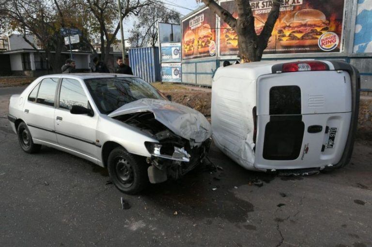 Los conductores sufrieron heridas leves y se encuentran hospitalizados.