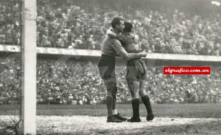 Boca 3 - Ferro 1 en la Bombonera. El abrazo del puntaltense Roque Marrapodi con el bahiense José Pipino Borello