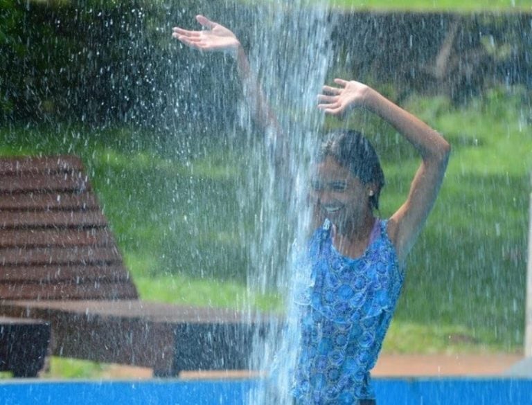 Daiana Mendoza disfruta lo que consiguió: su viaje de egresada a un complejo de Jardín América cerca de Posadas, donde vive. (AGEA)