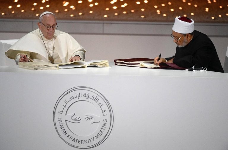 El papa Francisco y el imán musulman. (EFE/LUCA ZENNARO).