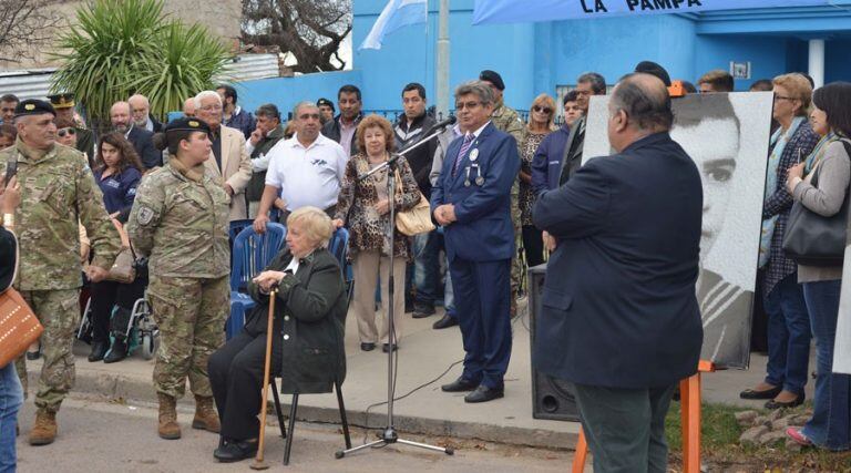 Daniel Palacios, presidente del Centro de Veteranos, dirige unas palabras (Vía Santa Rosa)