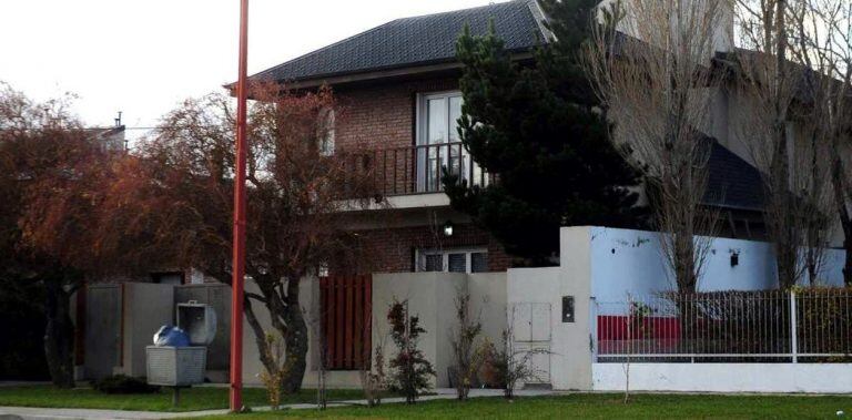 La vivienda usurpada se encuentra sobre calle 25 de mayo. (Clarin)