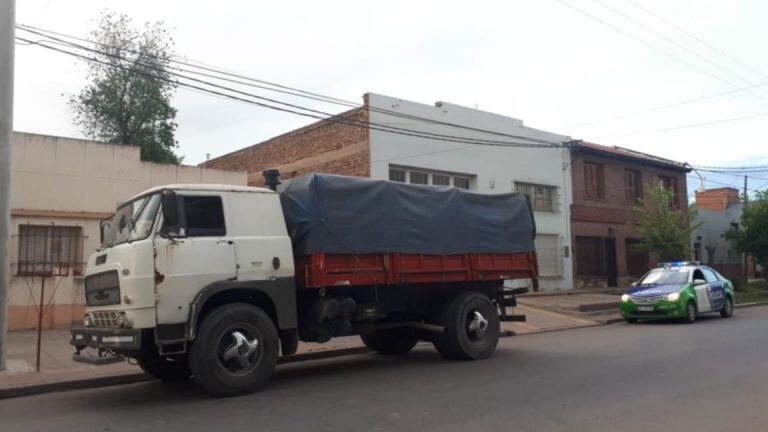 Conductor borracho chocó un auto estacionado con su camión.