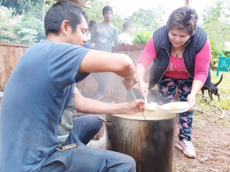 María Elsa Medina, Juan Carlos Segovia y Fidel Segovia son vecinos de Iguazú que donaron su tiempo e ingredientes para el locro solidario.