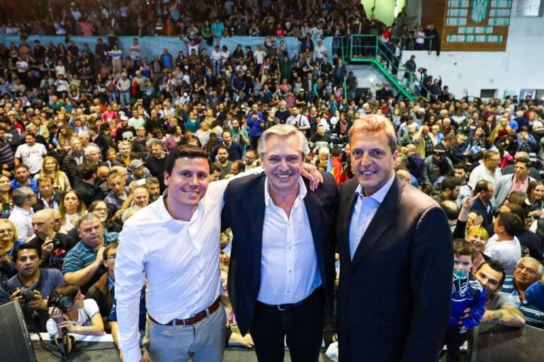 Alberto Fernandez en Olavarria junto a Sergio Massa y Federico Aguilera.