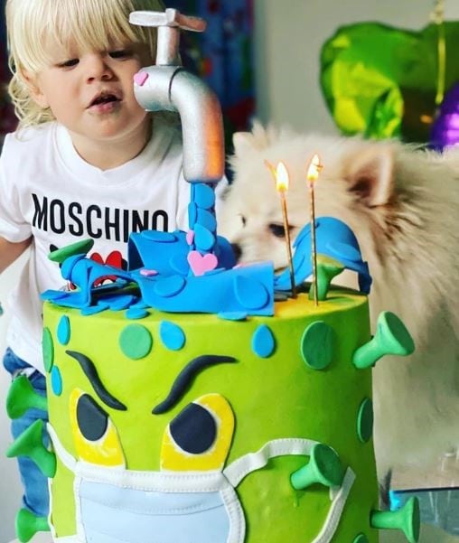 Por la tarde, el famoso sorprendió a su hijo con dos tortas gigantes decoradas con motivos muy especiales.