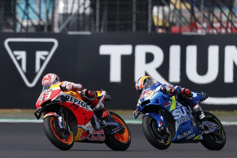 Marc Marquez (Honda), todavía encabezando el Gran Premio británico el año pasado, escoltado por Rins (Suzuki), quien terminaría ganándole al español por apenas 13 milésimas.