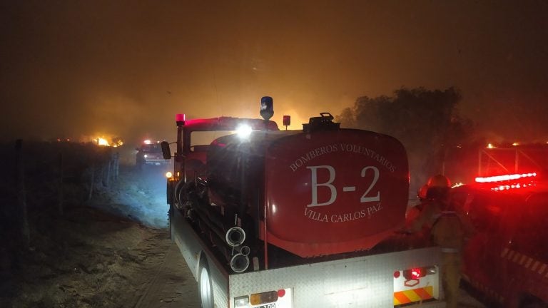 Bomberos trabajando sin descanso. (Foto Facebook / Bomberos Voluntarios de Tanti).