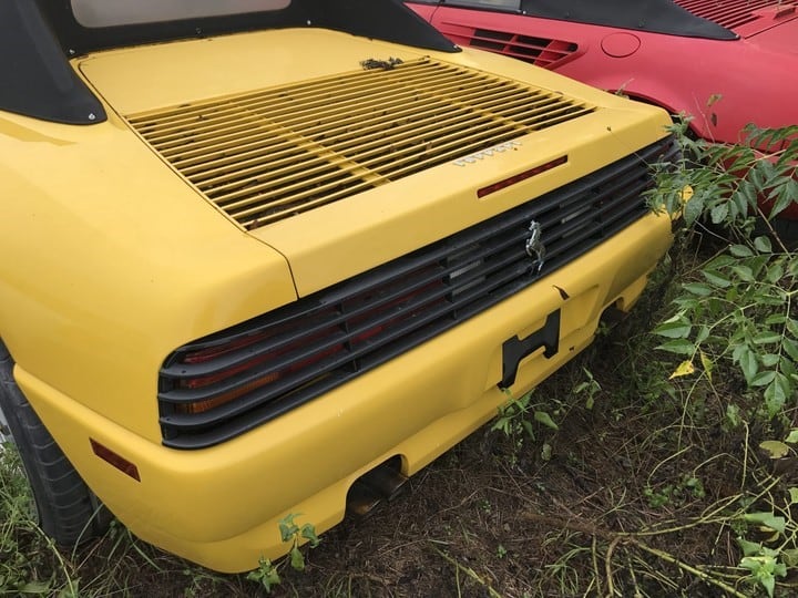 Modelos de Ferrari abandonados en un campo. (Silodrome).